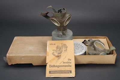 une boîte sur laquelle se trouve une statue représentant un homme coiffé d'un chapeau et une boîte sur laquelle se trouve un livre