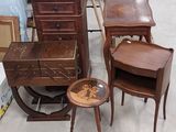 de nombreux meubles exposés dans un magasin