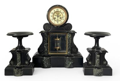 une horloge posée sur une table, à côté de deux tabourets