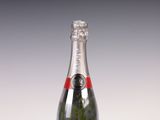 une bouteille de champagne posée sur une table