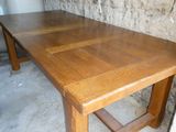 une table en bois posée sur le sol en béton