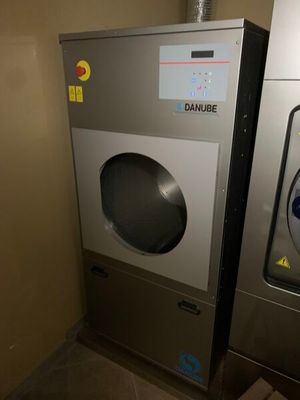 un lave-linge et un sèche-linge dans une petite pièce
