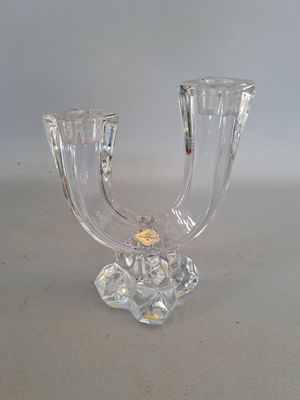 un bougeoir en verre transparent posé sur une table
