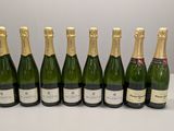 six bouteilles de champagne alignées sur une table
