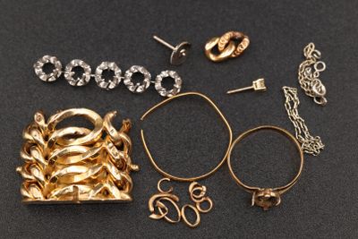 beaucoup de bijoux en or sur une surface noire