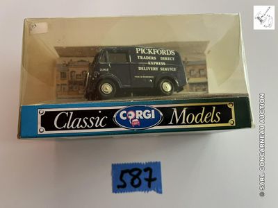 un camion noir dans une boîte transparente posée sur une table