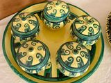 une assiette de cupcakes posée sur une table à côté d'un bol d'oranges