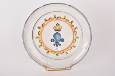 EST. Assiette en faïence à décor d'une fleur de lys surmonté… - Photo 1
