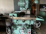 une machine posée sur une table dans une pièce