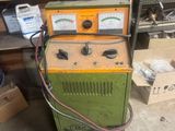 une machine posée sur le sol d'une pièce