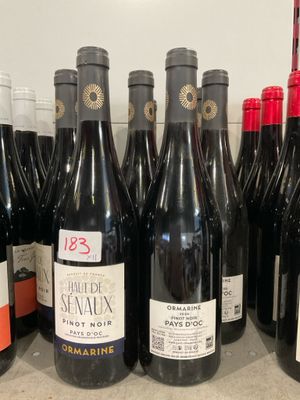 de nombreuses bouteilles de vin posées sur un plan de travail