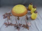 un gâteau et d'autres objets posés sur une table