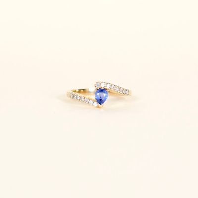 Solitaire en or jaune 9K (375/oo), centré d'un saphir taille…