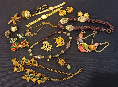 Ensemble de bijoux fantaisie comprenant montres, colliers, b…