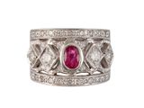 gros plan d'une bague en diamant et rubis sur fond blanc