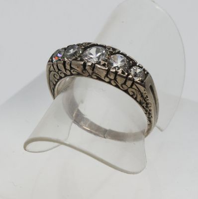 une image représentant une bague en argent sertie de trois pierres