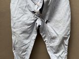 un pantalon de bébé accroché au mur