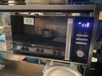 un micro-ondes muni d'une horloge numérique, dans une cuisine