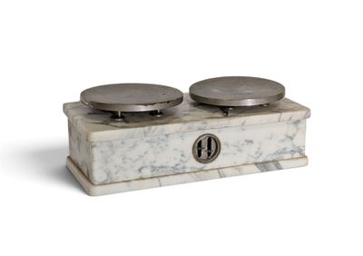 ensemble de salière et poivrière en marbre, avec deux poivrières superposées