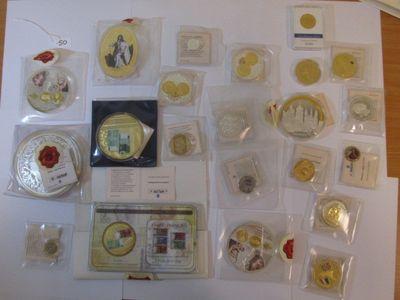 un grand nombre de pièces de monnaie et d'autres objets qui se trouvent sur la table