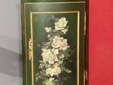 dans un coin, une armoire verte décorée de fleurs peintes
