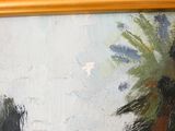 un tableau représentant un oiseau volant au-dessus d'un palmier