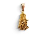 un pendentif en or orné d'un petit morceau d'or