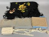 un sac à main noir orné d'une fleur noire et jaune