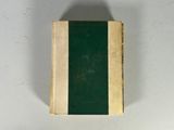 un livre vert orné d'une bande blanche
