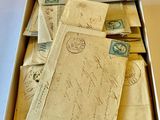 une boîte remplie de vieilles lettres et d'enveloppes posée sur une table