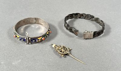 trois bracelets différents et une broche, une broche, une broche, une broche, une broche, une broche, une broche, une broche, une broche
