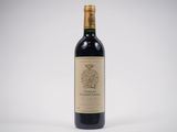 la bouteille de vin est posée sur une surface blanche