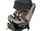 le siège auto pour bébé est fixé à l'arrière de la poussette