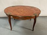 une image représentant une table ronde avec un plateau et des pieds en bois