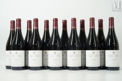 six bouteilles de vin sont alignées sur une table