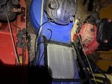Il y a de nombreux types de tondeuses à gazon dans ce garage