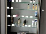 une vitrine contenant de nombreuses bouteilles