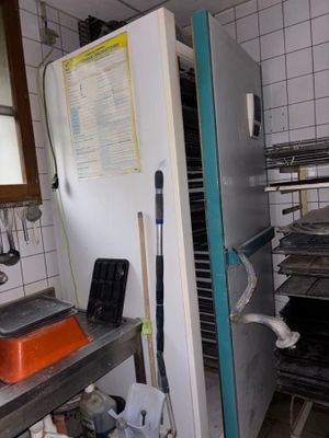 un réfrigérateur dans une cuisine dont les étagères sont bien remplies