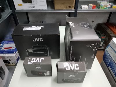 trois boîtes posées sur une table