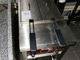 une photo d'une cuisine avec une cuisinière et un plan de travail