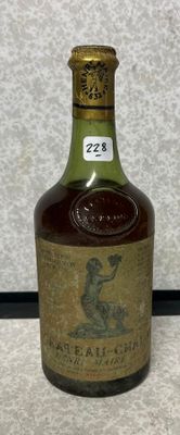 une vieille bouteille d'alcool posée sur un comptoir