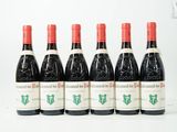 six bouteilles de vin rouge alignées sur une surface blanche