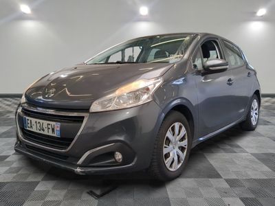 La voiture grise est garée sur le sol à damier du showroom.