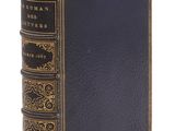 un vieux livre à la couverture noire et aux bords dorés