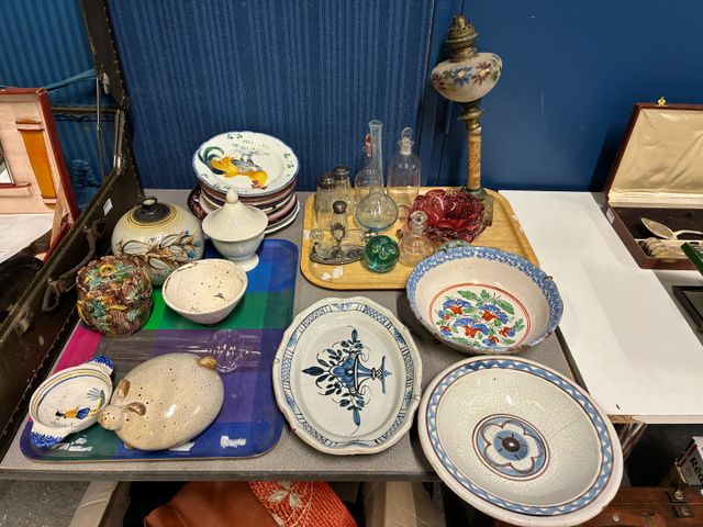 Lot comprenant assiettes, plats, vase et objets divers en faïence