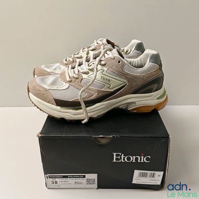 une photo d'une paire de chaussures posée sur une boîte