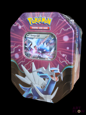 une boîte en fer-blanc contenant une figurine Pokémon