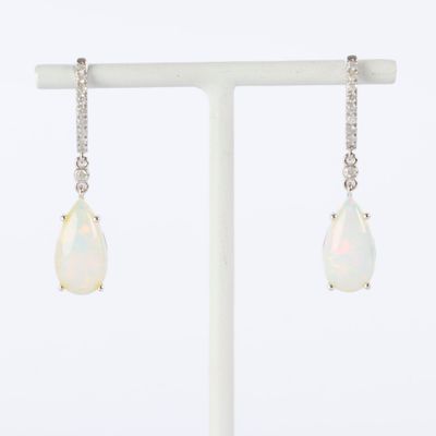 une paire de boucles d'oreilles en oplite et diamants