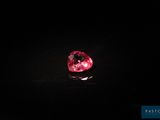 un diamant rose dans l'obscurité