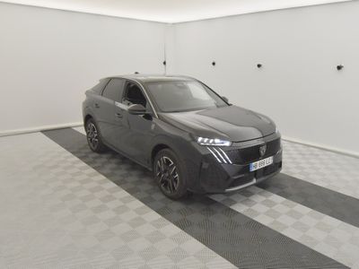 la photo d'une voiture garée dans un garage
